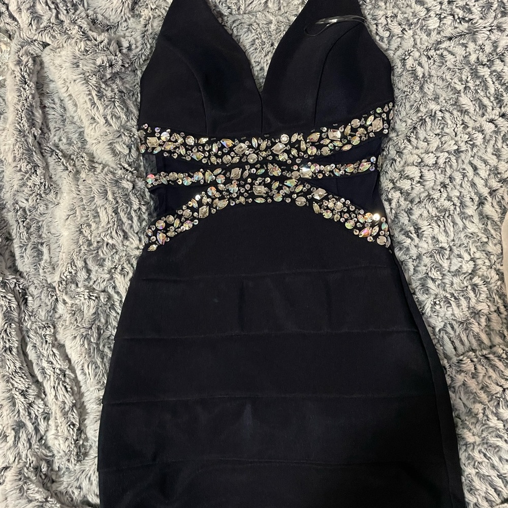 hoco dress from Windsor never worn before size 6. around neck, open back